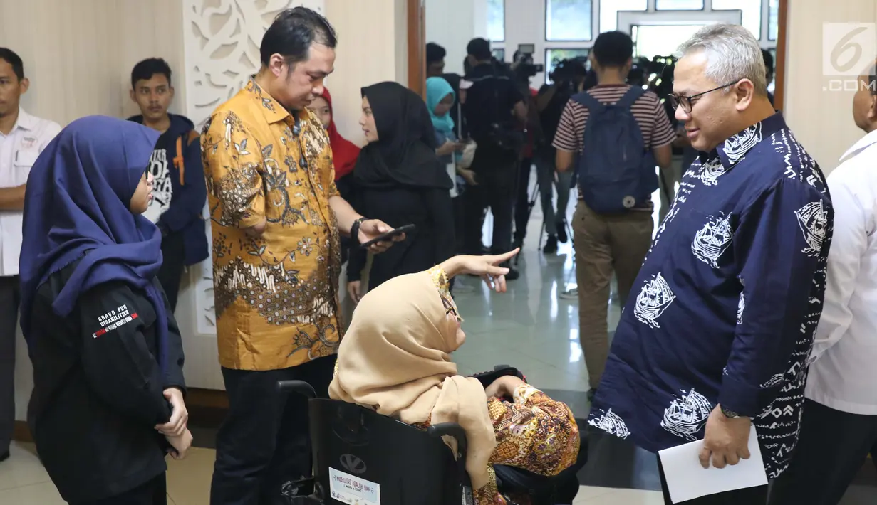 Ketua KPU, Arief Budiman (kanan) berbincang dengan komunitas penyandang disabilitas usai membuka debat tim sukses Capres/Cawapres di Jakarta, Kamis (28/2). Debat bertema Membangun Indonesia Inklusif Disabilitas 2024. (Liputan6.com/Helmi Fithriansyah)