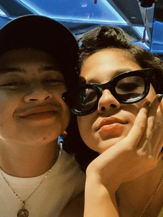 <p>Bisa dibilang pasangan ini sering membagikan momen kebersamaan di media sosial. Kebersamaan mereka terasa begitu hangat. [Foto: instagram.com/bastiansteel/sithamarino]</p>