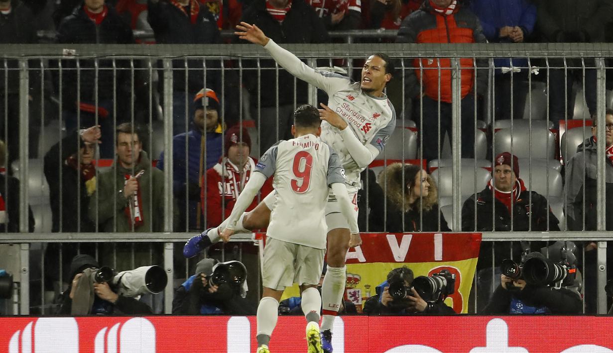Perayaan gol Van Dijk pada leg kedua, babak 16 besar Liga Champions yang berlangsung di Stadion Allianz Arena, Munchen, Kamis (14/3). Liverpool menang 3-1. (AFP/Odd Andersen)