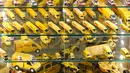 Koleksi mainan atau diecast mobil berbagai ukuran yang bertema sebuah perusahaan jasa pengiriman milik Nabil Karam yang dipamerkan di dalam museum Zouk Mosbeh, di utara Beirut, Libanon, (16/11). (Reuters/Aziz Taher)
