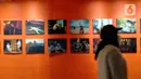 Pengunjung melihat pameran Jakarta Film Week 2022 hari kedua di CGV Grand Indonesia, Jakarta, Jumat (14/10/2022). Dipersembahkan oleh Dinas Pariwisata dan Ekonomi Kreatif DKI Jakarta Tema tahun ini: “Emerge”. Sebagai momentum kemunculan baru bagi para pembuat dan penikmat film pasca pandemi melalui sederet program yang telag disediakan. (Liputan6.com/magang/Aida Nuralifa)