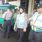Anggota polres Garut serbu gerobak makanan gratis (Liputan6.com/Jayadi Supriadin)