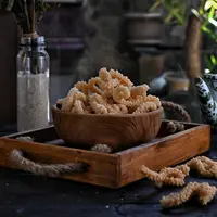 Ilustrasi camilan akar kelapa./Copyright shutterstock.com/g/Tanti+Septiyani