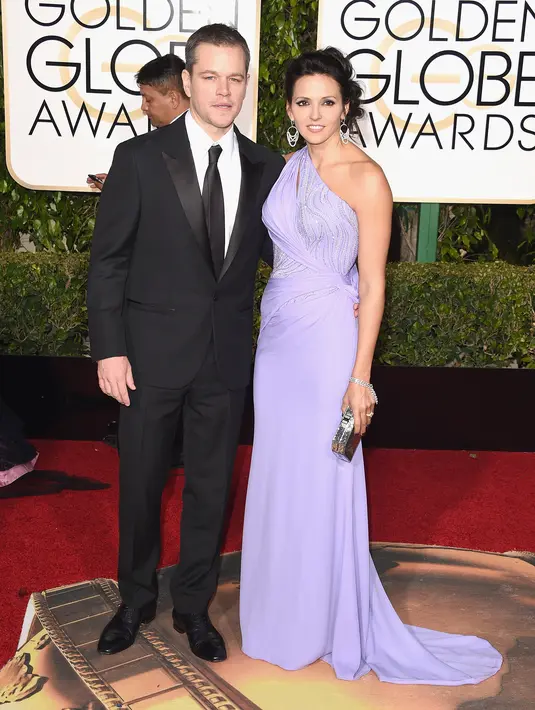 Wanita cantik ini menjadi sorotan dengan keindahan gaun yang mengilap, perhiasan bernuansa silver yang juga ia kombinasikan dengan anting-anting silver yang menggantung cantik di telinganya. (AFP/Bintang.com)