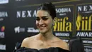 Aktris Bollywood Kriti Sanon tiba untuk menghadiri penghargaan International Indian Film Academy (IIFA) Awards ke-23 di Abu Dhabi, Uni Emirat Arab, Jumat, 26 Mei 2023.  IIFA adalah sebuah penghargaan bagi insan perfilman Bollywood. (AP Photo/Kamran Jebreili)