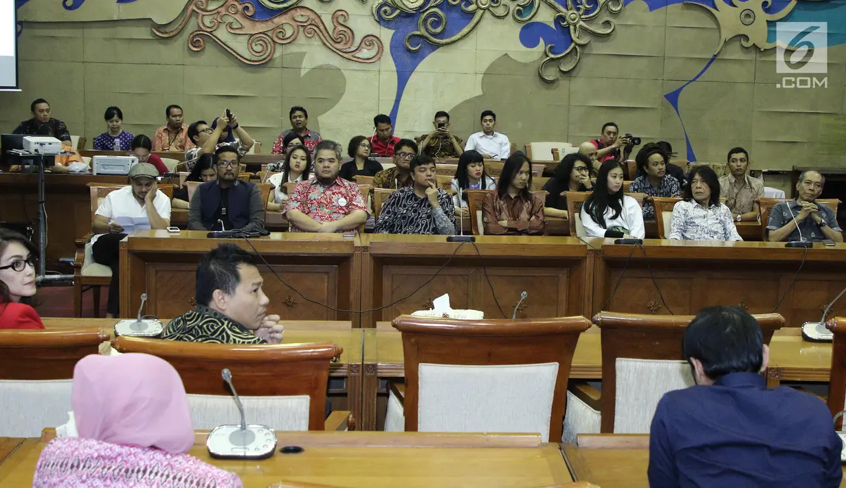 Suasana pertemuan Kami Musik Indonesia dengan Badan Legislasi DPR, Jakarta, Rabu (7/6).  Kedatangan Kami Musik Indonesia untuk memberikan masukan terkait RUU tentang Tata Kelola Musik atau Permusikan Indonesia. (Liputan6.com/Herman Zakharia)