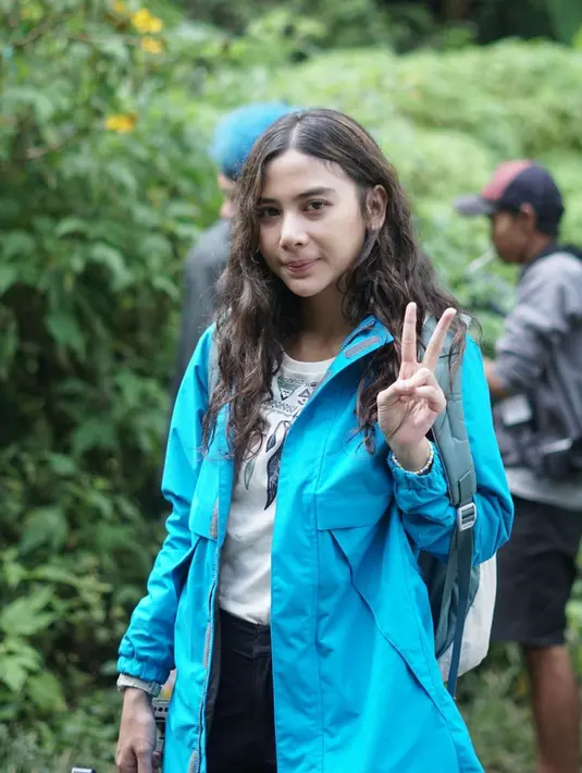 Messy hair don't care, baik dalam kehidupan nyata dan peran dalam film yang dimainkannya. (Foto: Instagram @adindathomas)