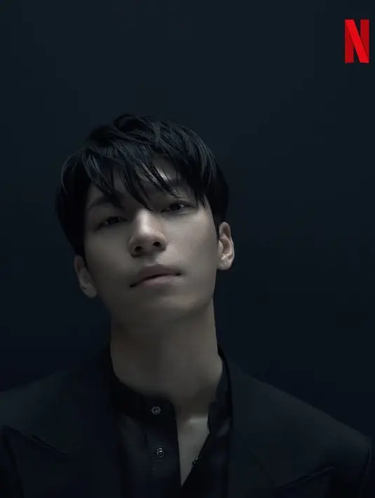 Wi Ha joon sebagai polisi kembali bermain di season 2. Ia gagah dengan setelan jas hitam serasi dengan inner kemejanya.  [@netflixkr]