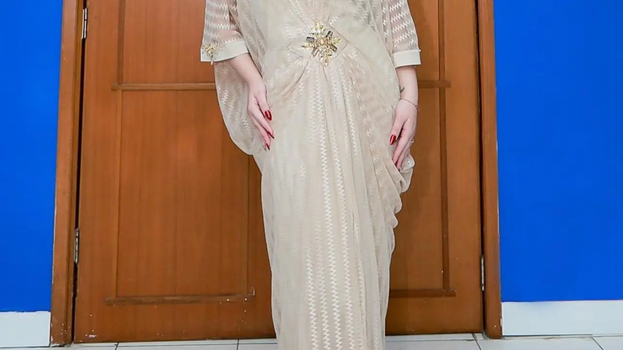 6 Gaya Seleb Pakai Kaftan, Bisa Jadi Inspirasi Lebaran