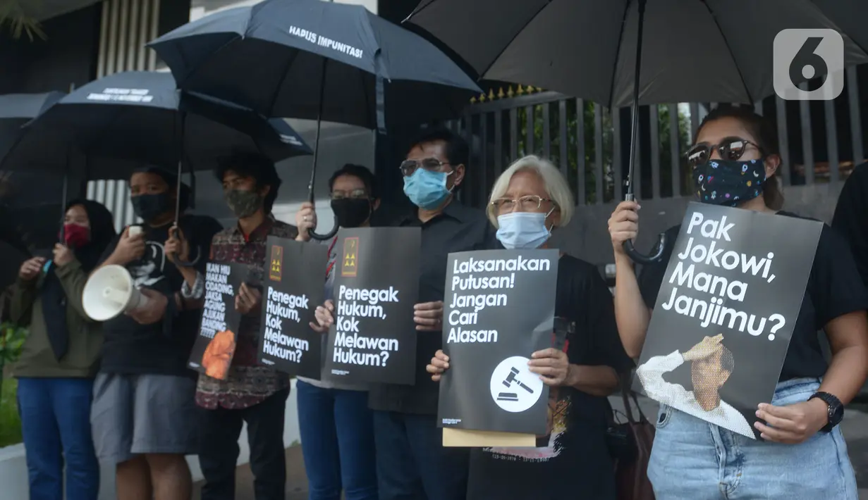 Aktivis melakukan aksi damai memperingati 22 tahun Tragedi Semanggi I di Gedung Kejaksaan Agung RI, Jakarta, Jumat (13/11/2020). Dalam aksinya, mereka menuntut penuntasan kasus pelanggaran HAM dalam Tragedi Semanggi I yang terjadi pada 13 November 1998. (merdeka.com/Imam Buhori)