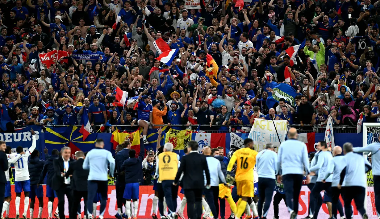 Ribuan suporter Prancis menyambut meriah kemenangan Les Bleus atas Portugal. (PATRICIA DE MELO MOREIRA/AFP)