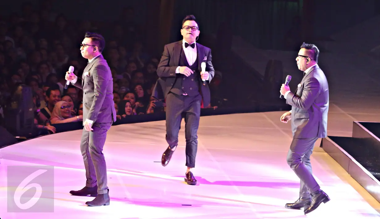 Aksi memukau Kahitna saat konser bertajuk 'Kahitna 30 Years Anniversary Love Festival' di Jakarta, Sabtu (13/2/2016). Konser tersebut juga diramaikan dengan penampilan sejumlah musisi Tanah Air. (Liputan6.com/Immanuel Antonius)
