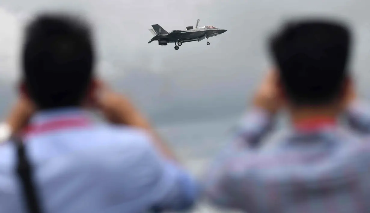 Singapore Airshow 2020 Sepi: Jet tempur Angkatan Udara AS F35-B berpartisipasi selama pertunjukan udara saat Singapore Airshow di Singapura, Selasa (11/2/2020). Singapore Airshowdibayangi wabah virus korona, yang memaksa puluhan perusahaan dunia absen dalam perhelatan besar itu. (Roslan RAHMAN/AFP)