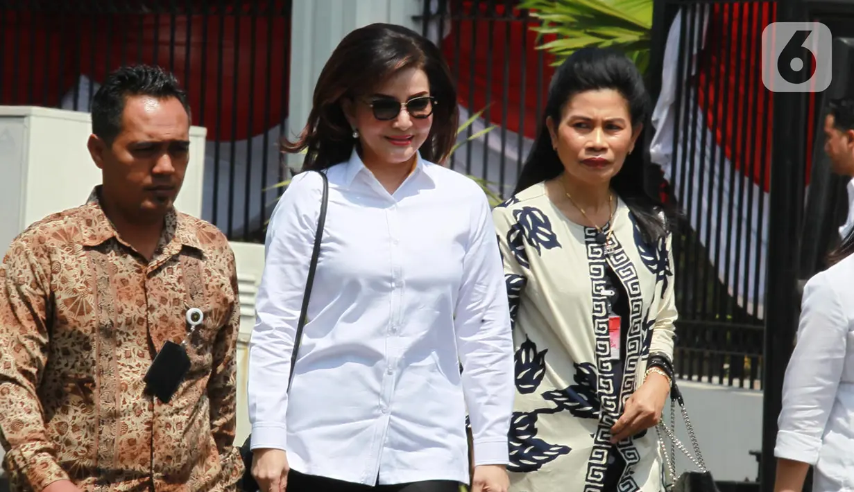 Bupati Minahasa Selatan Christyani Eugenia Paruntu (tengah) tiba di kompleks Istana, Jakarta, Senin (21/10/2109). Kedatangan Christyani berlangsung jelang pengumuman menteri Kabinet Kerja Jilid II oleh Presiden Joko Widodo atau Jokowi. (Liputan6.com/Angga Yuniar)
