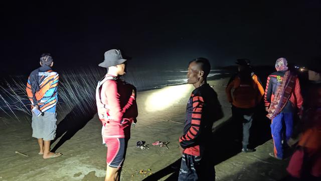 Tiga orang satu keluarga asal Bekasi, Jawa Barat terseret ombak Pantai Jetis, Cilacap. (Foto: Liputan6.com/Basarnas)