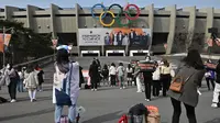 Penggemar grup K-pop BTS berfoto saat mereka tiba untuk konser langsung BTS di Olympic Stadium di Seoul pada 10 Maret 2022. (JUNG YEON-JE / AFP)