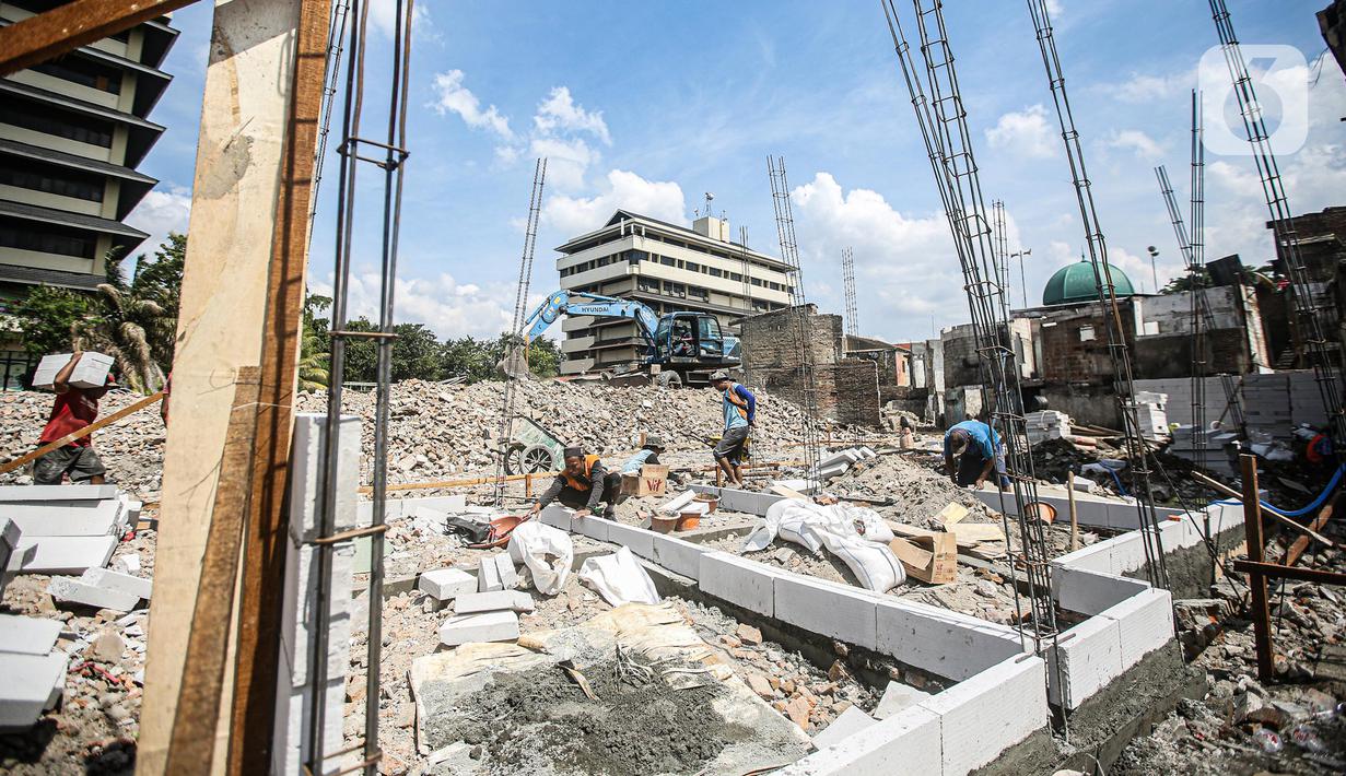 Aktivitas pembangunan Kampung Gembira Gembrong, Jakarta, Senin (4/7/2022). Revitalisasi permukiman korban kebakaran Pasar Gembrong di RW 001 ini ditargetkan rampung pada September 2022 mendatang serta menelan biaya Rp7,8 miliar. (Liputan6.com/Faizal Fanani)