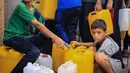 Anak-anak menunggu untuk mengisi jeriken mereka dengan air minum dari pabrik desalinasi air di kamp pengungsi Jabalia, Jalur Gaza, Palestina, 24 Agustus 2020. Krisis terjadi karena pembangkit listrik menghentikan operasinya karena kekurangan bahan bakar. (Xinhua/Rizek Abdeljawad)