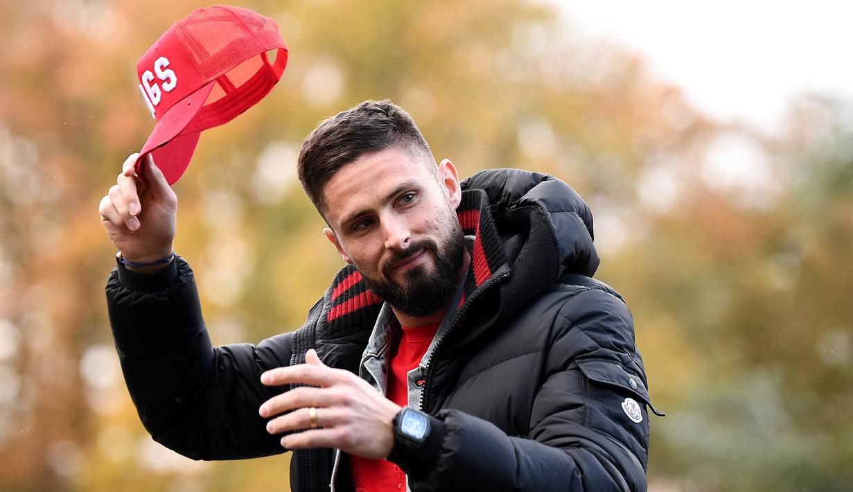 Striker Prancis, Olivier Giroud, saat tiba di lokasi latihan di Clairefontaine en Yvelines, Prancis, Selasa (12/11). Prancis akan berhadapan dengan Moladavia dan Albania di Kualifikasi Piala Eropa 2020. (AFP/Franck Fife)