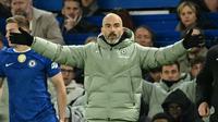Pelatih kepala Chelsea asal Italia, Enzo Maresca, memberi isyarat di pinggir lapangan selama pertandingan Premier League antara Chelsea dan Arsenal di Stamford Bridge, London, pada 30 November 2025. (JUSTIN TALLIS / AFP)