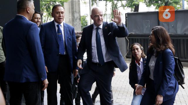 Foto: Presiden FIFA Lanjut Mengunjungi Kantor PSSI, Semobil Bareng Iwan Bule