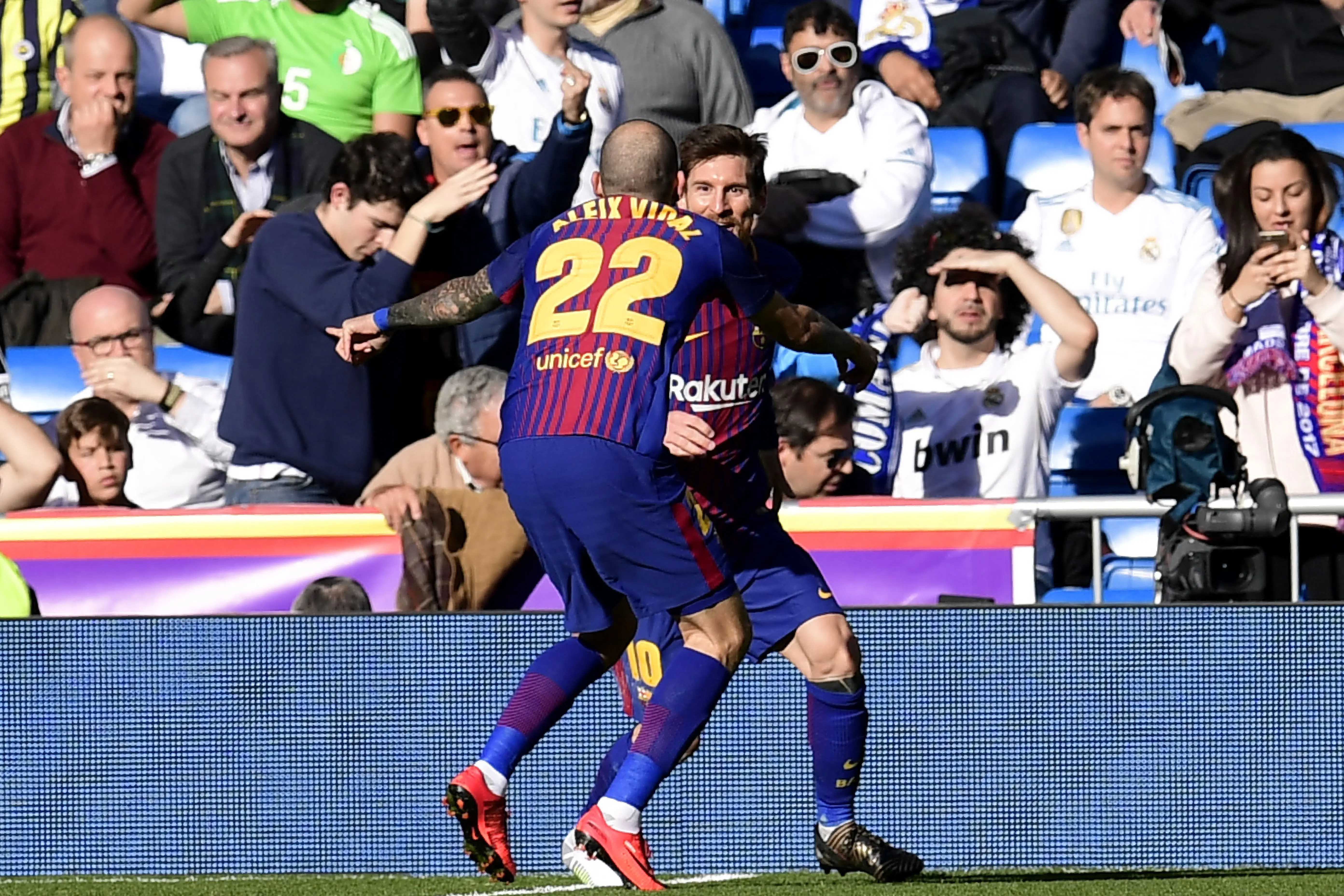 Aleix Vidal rayakan gol bersama Lionel Messi ( JAVIER SORIANO / AFP)