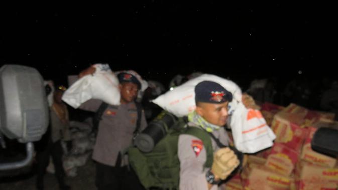 Polda Maluku menyalurkan bansos ke warga suku terasig di Seram setelah melalui perjalanan berat (Foto: Polda Maluku)