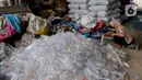 Pekerja memilah sampah plastik di gudang pengolahan sampah plastik kawasan Bekasi, Rabu (15/9/2021). Menurut data riset terbaru Sustainable Waste Indonesia (SWI) yang mengungkapkan skema ekonomi sirkular sebagai salah satu strategi untuk pengelolaan sampah plastik. (Liputan6.com/Herman Zakharia)