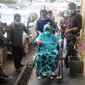 Nenek Darmina (78), didampingi kuasa hukumnya datang dari Banyuasin ke Polda Sumsel, untuk mengurus gugatan baliknya ke anak kandungnya sendiri (Liputan6.com / Nefri Inge)