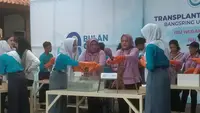Iriana Jokowi melakukan transplantasi dan penanaman puluhan bibit terumbu karang di Bangsring Banyuwangi. (Hermawan/Liputan6.com)