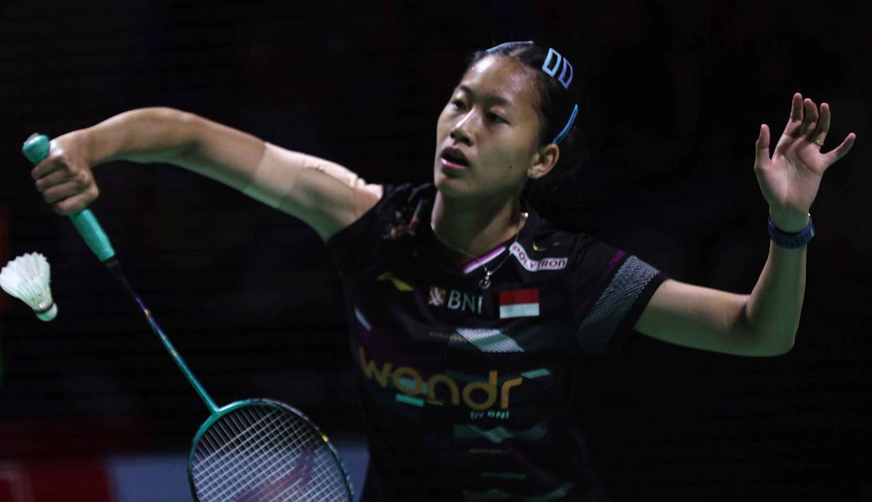 Putri Kusuma Wardani menunjukkan dominasinya dengan langsung unggul 5-1 atas Sung Shuo Yun. Tampak dalam foto, pebulu tangkis tunggal putri Indonesia, Putri Kusuma Wardani saat beraksi melawan wakil Taiwan, Sung Shuo Yun, pada babak 32 besar Indonesia Masters 2026 di Istora Gelora Bung Karno, Senayan, Jakarta, Rabu (21/1/2026) malam. (Bola.com/Abdul Aziz)
