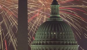 Atraksi kembang api yang berada di atas National Mall US Capitol dan Monumen Nasional AS di Washington DC (4/7). (AFP Photo/Paul J. Richards)