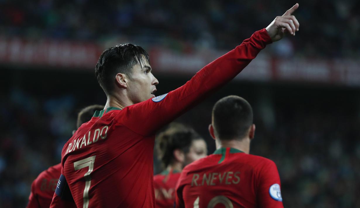 Foto Cristiano Ronaldo Hattrick Portugal Sikat Lithuania Setengah Lusin Gol Bola Liputan6 Com