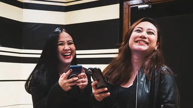 Jadi Vokali Cokelat Band, Ini 6 Kebersamaan Astrid dan Ayu Ratna