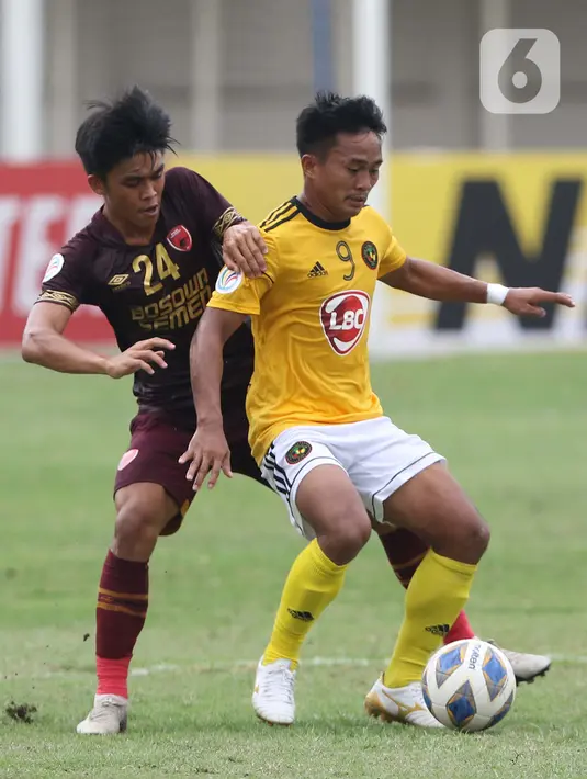 Pemain depan PSM Makassar, M Rizky Pratama (kiri) berebut bola dengan penyerang Kaya FC-Iloilo, Eric Ben Giganto pada lanjutan kualifikasi Grup H Piala AFC 2020 di Stadion Madya Gelora Bung Karno, Jakarta, Selasa (10/3/2020). Laga kedua tim berakhir imbang 1-1. (Liputan6.com/Helmi Fithriansyah)