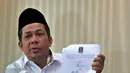 Fahri Hamzah menunjukan surat Pemecatan dirinya saat memberikan keterangan pers, Jakarta, Senin (4/3). Fahri juga hendak melaporkan balik Partainya kususnya kepada Presiden PKS ke pihak yang berwajib. (Liputan6.com/Johan Tallo)