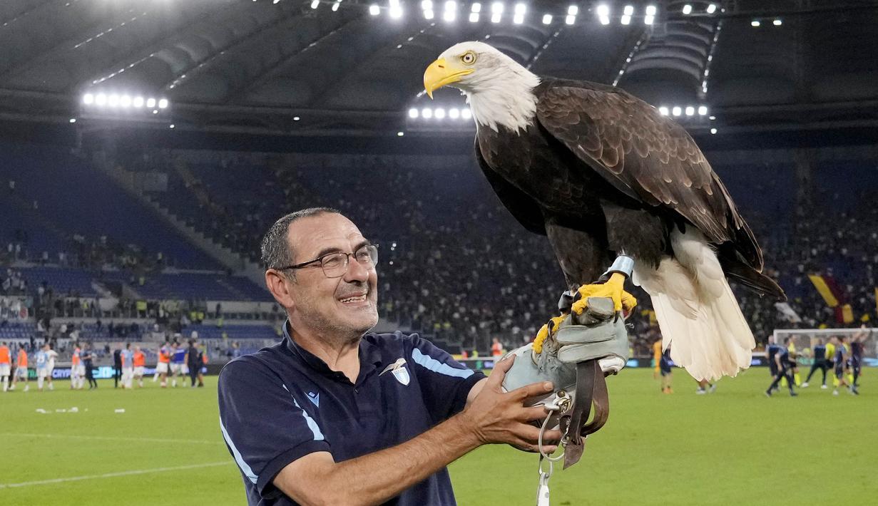 Maurizio Sarri yang membawa anak asuhnya mengalahkan tim asuhan Jose Mourinho dengan skor 3-2 itu nampak memegang elang yang menjadi lambang Lazio. (AP/Andrew Medichini)