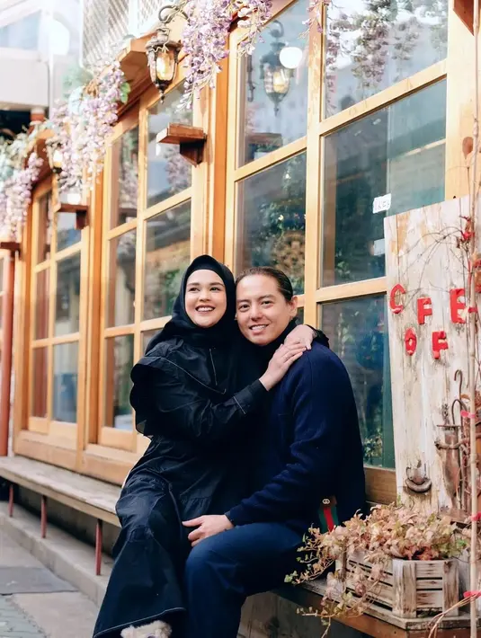 Momen kebersamaan Roger Danuarta dan Cut Meyriska saat liburan selalu curi perhatian. Seperti saat keduanya pakai baju senada yang membuktikan keduanya kompak. Foto ini pun banjir like dan komentar di media sosial. (Liputan6.com/IG/rogerojey)