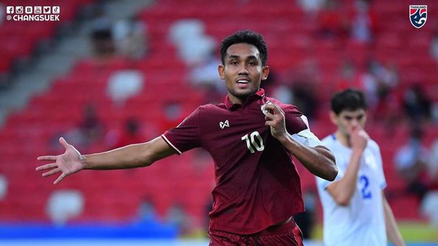 6 Potret Teerasil Dangda, Striker Thailand yang Sekilas Mirip Naga ADA Band