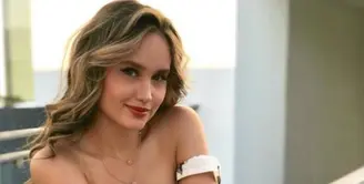 Cinta Laura mengumpulkan tanda tangan sebagai bentuk petisi menolak binatang sebagai objek percobaan kecantikan.