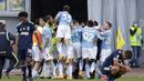 Para pemain Lazio merayakan gol yang dibuat Felipe Caicedo di masa injury time saat menghadapi Juventus dalam lanjutan Liga Italia Serie A di Stadion Olimpico, Roma, Minggu (8/11/2020). Lazio bermain imbang 1-1 dengan Juventus. (AP Photo/Andrew Medichini).