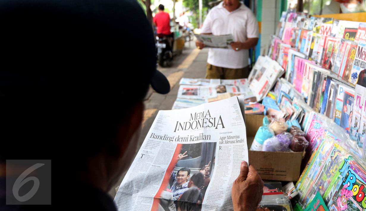 Warga membaca Koran hari ini di Jakarta, Rabu (10/5). Vonis Hakim terhadap Basuki Tjahaja Purnama (Ahok) kemarin membuat Sejumlah koran Nasional menjadikan berita Ahok halaman depan. (Liputan6.com/Johan Tallo)