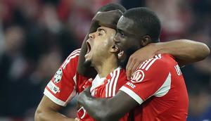 Penyerang Bayern Munich, Luis Díaz (tengah), merayakan gol penyeimbang 3-3 bersama rekan-rekannya dalam pertandingan leg kedua perempat final UEFA Champions League antara Bayern Munich dan Real Madrid di Munich, Jerman selatan, pada 15 April 2026. (Alexandra BEIER / AFP)