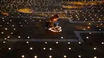 Seorang perempuan menyalakan lilin pada peringatan 25 tahun pembunuhan Perdana Menteri Israel Yitzhak Rabin, di Rabin Square, Tel Aviv, Kamis (29/10/2020). Sebanyak 25 ribu lilin dinyalakan oleh warga Israel untuk memperingati pembunuhan  Yitzhak Rabin. (AP Photo/Oded Balilty)