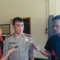 Kapolresta Jambi, Kombes Pol Bernard Sibarani memberikan keterangan atas kasus hiasan Natal Bermasalah di hotel ternama di Kota Jambi. (Bangun Santoso/Liputan6.com)