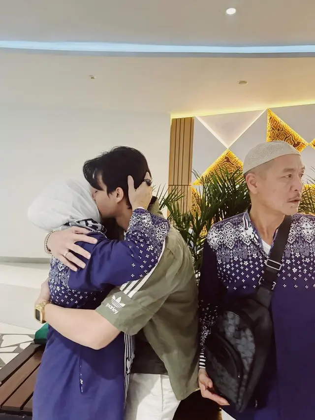 Potret Rey Mbayang dan Dinda Hauw antar orang tua pergi haji (Sumber: Instagram/@rey_mbayang)