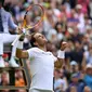 Petenis Spanyol Rafael Nadal merayakan kemenangan atas Francisco Cerundolo dari Argentina pada putaran pertama Wimbledon 2022 di&nbsp;Centre Court, London Barat, Selasa, 28 Juni. (foto: Glyn KIRK / AFP)