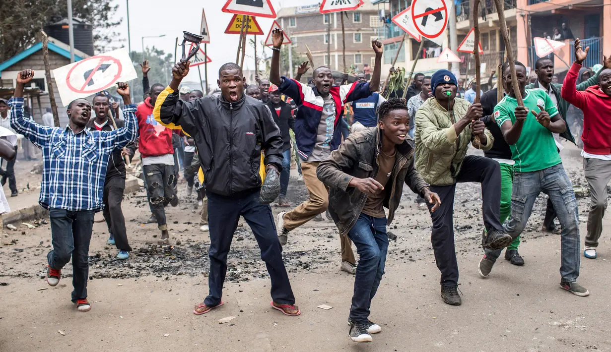 Massa pendukung pihak oposisi Kenya melakukan demonstrasi di perkampungan Mathare di Nairobi, Kenya (9/8). Kerusuhan terjadi setelah badan pemilihan menyatakan Uhuru Kenyatta sebagai pemenang pemilihan presiden. (AFP Photo/Luis Tato)