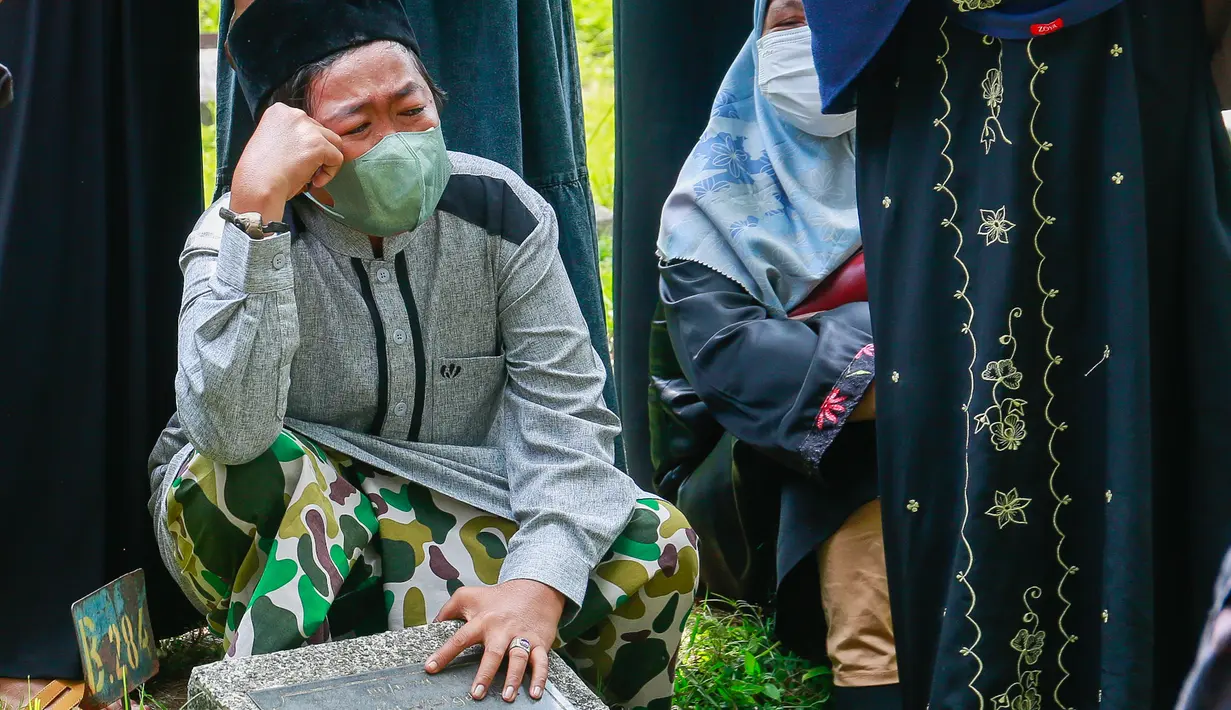 Duka mendalam Abdul Latief alias Adul saat menyaksikan prosesi pemakaman ibundanya. Air matanya perlahan mengalir membasahi pipi. Adul tampak memendam duka mendalam dengan kepergian sang ibu untuk selamanya. [Foto: Muhammad Akrom Sukarya/© KapanLagi.com]