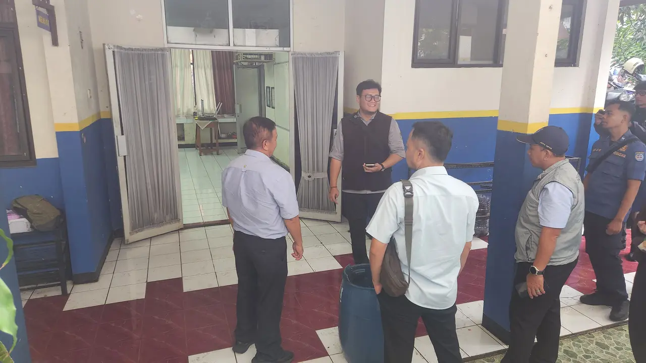 Perwakilan Pemerintah Kota Depok saat melihat langsung lokasi SMPN 2 Depok yang sempat mengalami kebanjiran. (Liputan6.com/Dicky Agung Prihanto)